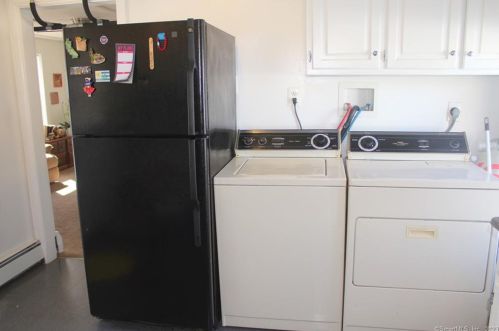 19 Alden Ave, Enfield CT 06082-2801 exterior