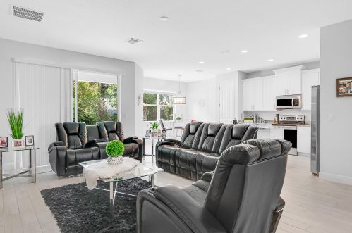 1482 Hunnicut Ave, Fort Pierce FL  34953-7002 exterior