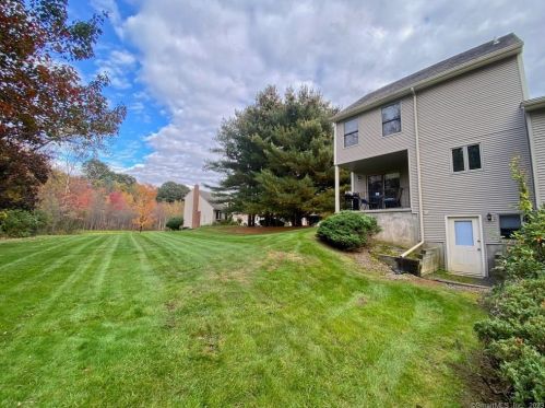 14 Carriage House, Enfield CT 06082-6025 exterior