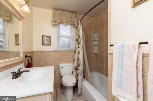 18 Trinity Ln, Blenheim NJ exterior