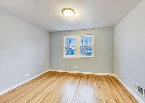 1832 Estes Ave, Chicago IL 60645-2904 exterior