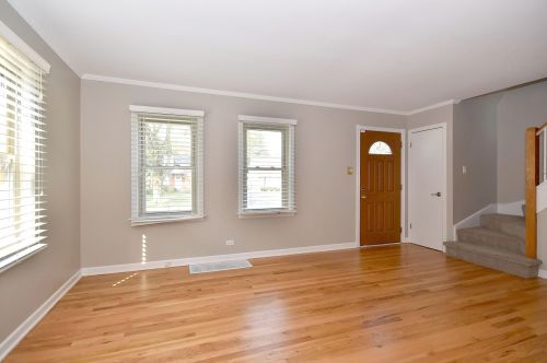 913 Fairfield Ave, Elmhurst, IL 60126-4945