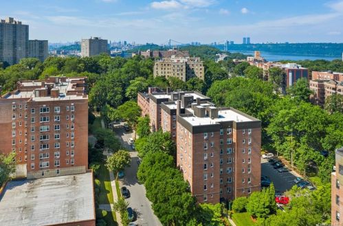 640 231st St, Bronx NY 10466-2902 exterior