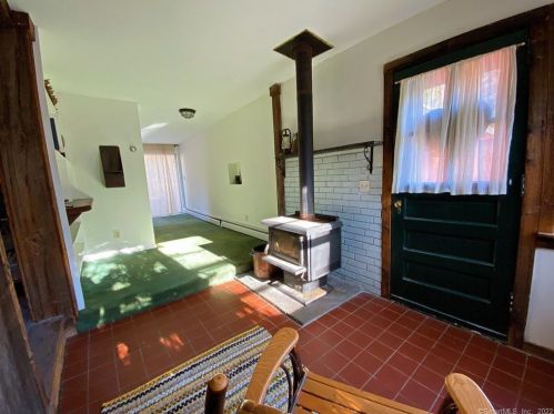 318 Litchfield Rd, Torrington CT 06791-2101 exterior