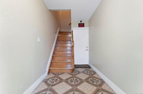 256 Robinson Ave, Bronx NY 10465-3139 exterior