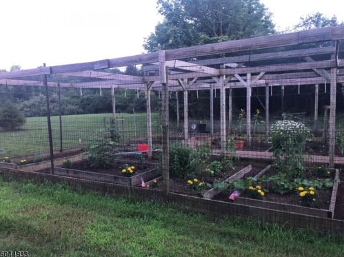 6 Ryan Ct, Chester NJ 07930-3002 exterior