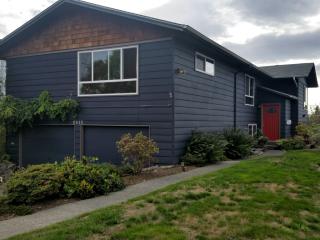 8445 13 Ave, Seattle WA  98117-3402 exterior