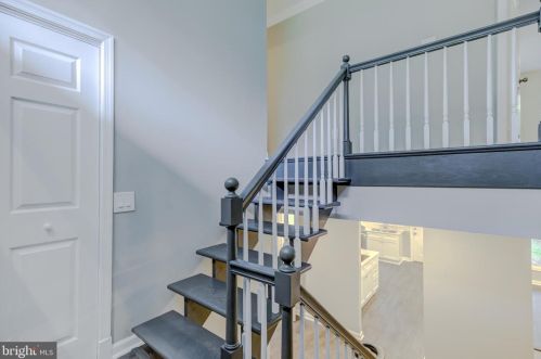 8901 Linton Ln, Alexandria VA 22308-2438 exterior