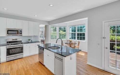 33 Heinrick Way, Bridgewater NJ 08807-5660 exterior