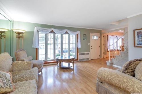 136 Berry St, Valley Stream, NY 11580-3430