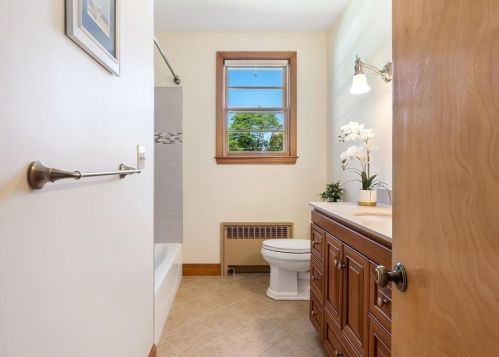 165 Chadwick St, North Andover MA 01845-1705 exterior