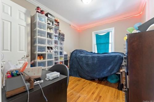 256 Robinson Ave, Bronx NY 10465-3139 exterior