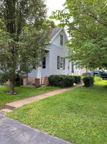1048 Martha Ln, Saint Louis, MO 63119-1143