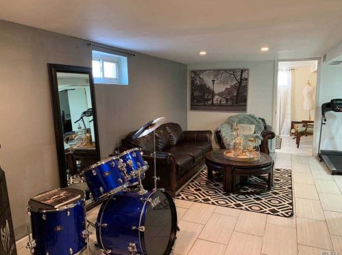 20 Gates Ave, Valley Stream NY 11580-3205 exterior