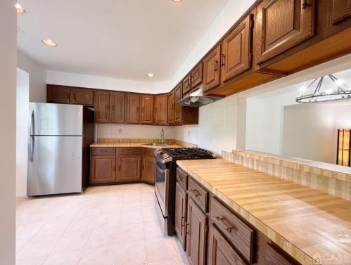 307 Constitution Cir, New Brunswick NJ  08902-3522 exterior