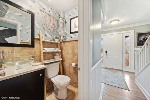 811 Willow Rd, Elmhurst IL  60126-1331 exterior