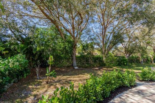 132 Stanhope Cir, Naples FL 34104-0807 exterior