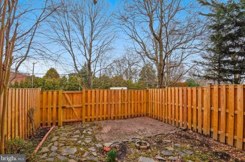 7 Carriage House Cir, Alexandria VA  22304-6335 exterior