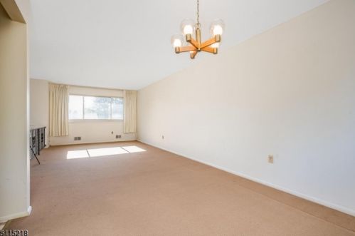 5 Hillside Dr, Clinton NJ 08809-1213 exterior