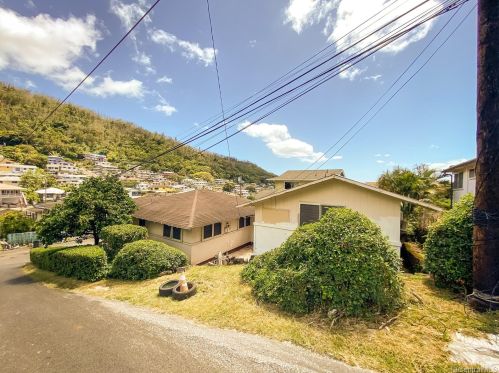 2844 Kamanaiki St, Honolulu, HI 96819-3807