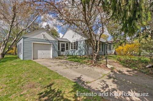 821 Fairfield Ave, Grand Rapids, MI 49504-3743