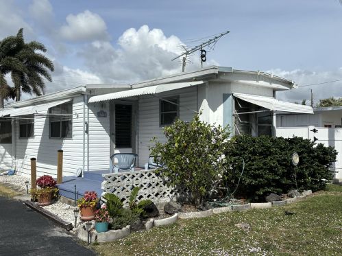 8941 Oak St, Boynton Beach, FL 33436-2332