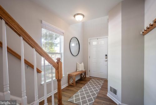 6940 Lerwick Ct, Alexandria VA  22315-5717 exterior