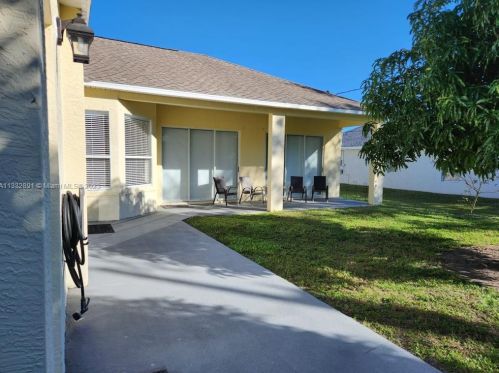 1426 Malaga Ave, Fort Pierce FL  34953-4725 exterior