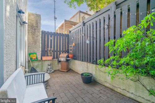 1018 Leithgow St, Philadelphia PA  19123-1421 exterior