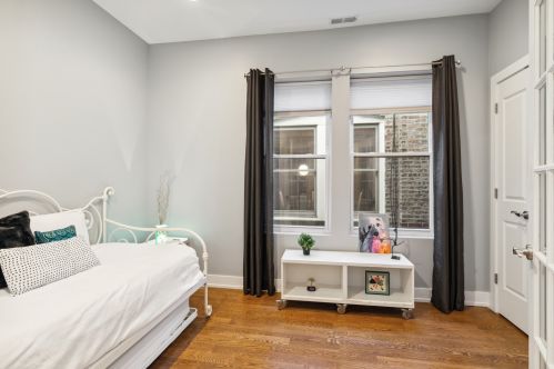 2037 Sawyer Ave, Chicago IL 60647-2703 exterior