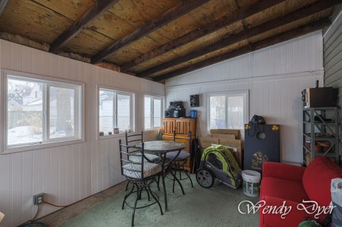 1042 Northlawn St, Grand Rapids MI 49505-3717 exterior