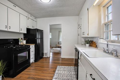 884 Hollywood St, Grand Rapids MI 49505-3812 exterior