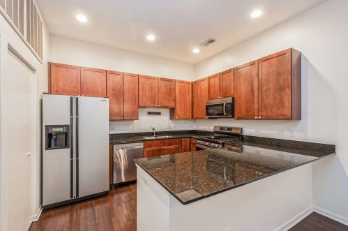 954 Crosby St, Chicago IL  60610-2402 exterior