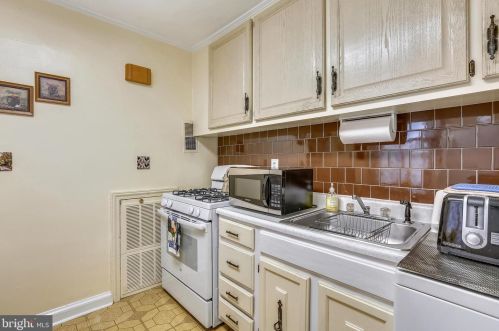 902 Lewis Ave, Rockville MD 20851-2350 exterior