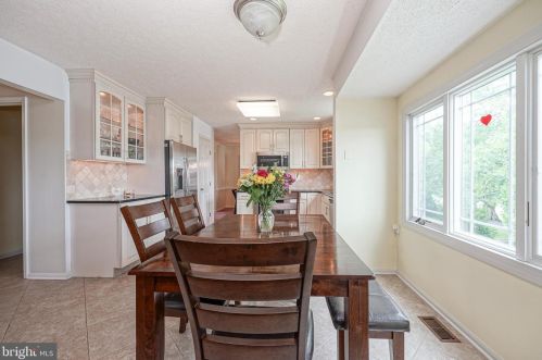 42 Hamilton Lk Dr, Trenton NJ 08619-3437 exterior