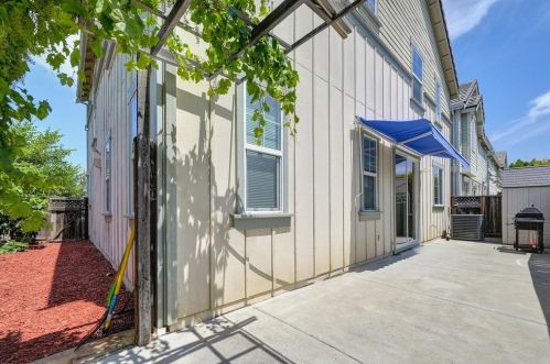 1302 Tapestry Ln, Concord CA 94520-3965 exterior