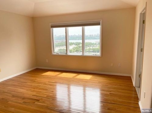 30 Legend Hills Dr, Edgewater NJ  07020-2124 exterior