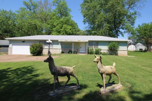 9197 Pardee Rd, Saint Louis, MO 63123-1803