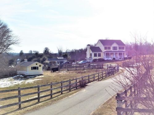 16 Pierce Rd, Sutton MA 01590-2909 exterior