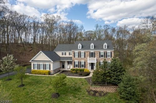 8 Sovereign Dr, Roxbury Township NJ  07836-0230 exterior