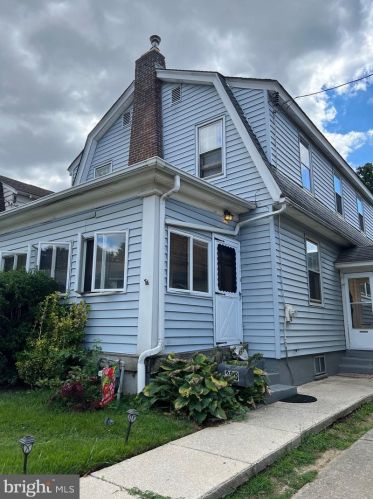 208 Avon Rd, Chester, PA 19015-3308