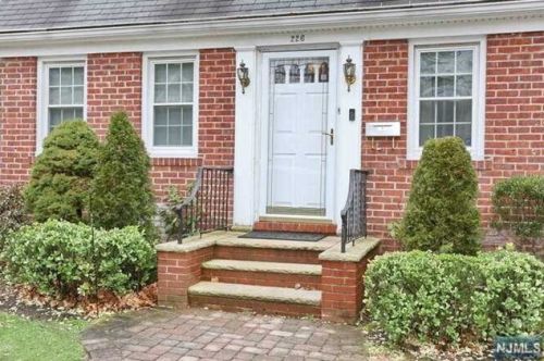 226 Roosevelt Ave, Hasbrouck Heights, NJ 07604-1612