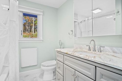 39 Tra Mart Dr, Uncasville CT  06382-1115 exterior