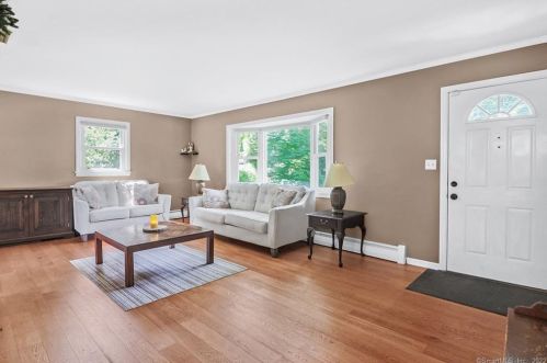 8 Forbell Dr, Norwalk CT 06850-1424 exterior