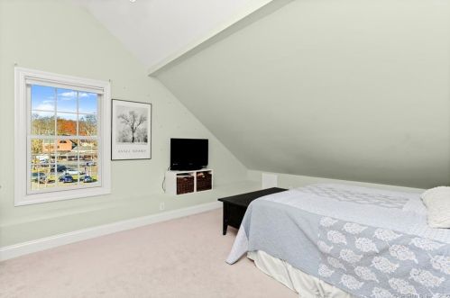 8 Gdn Ln, Westport CT 06880-5316 exterior