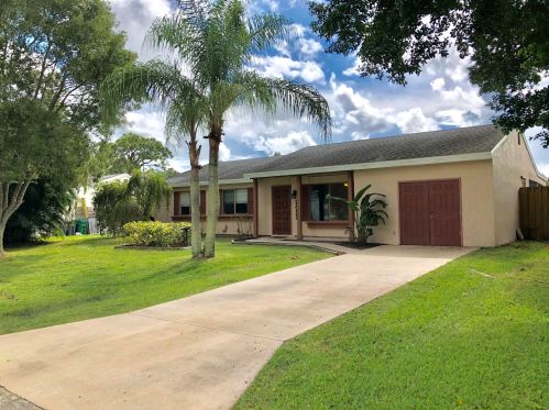 2033 Hideaway Cir, Fort Pierce, FL 34952-4801