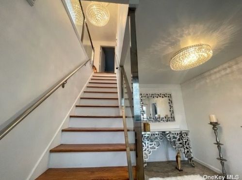 38 Ivy Pl, Valley Stream NY  11581-2614 exterior