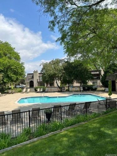 1201 Oakwood Ct, Rochester MI 48307-2539 exterior