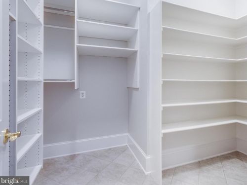 884 Alvermar Rdg Dr, Mc Lean VA 22102-1435 exterior