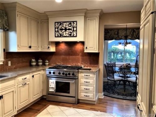 57 Carrington Ave, Milford CT 06460-6518 exterior